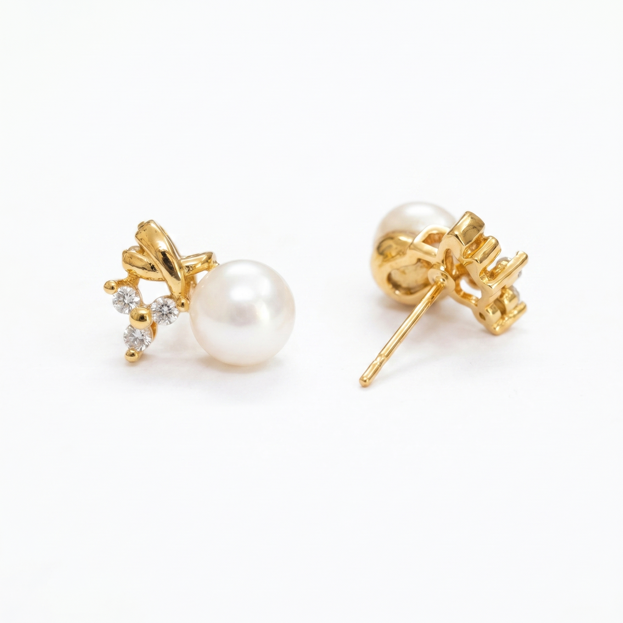Fashionable Pearl Studs in American Diamonds