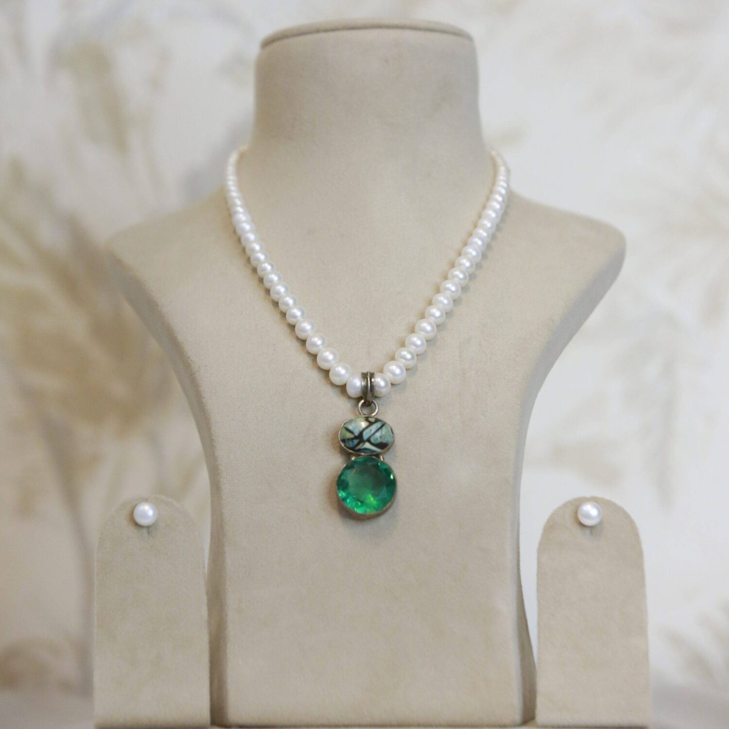 Elegant 4mm -8mm Graduated White Pearl Necklace With Green Onyx