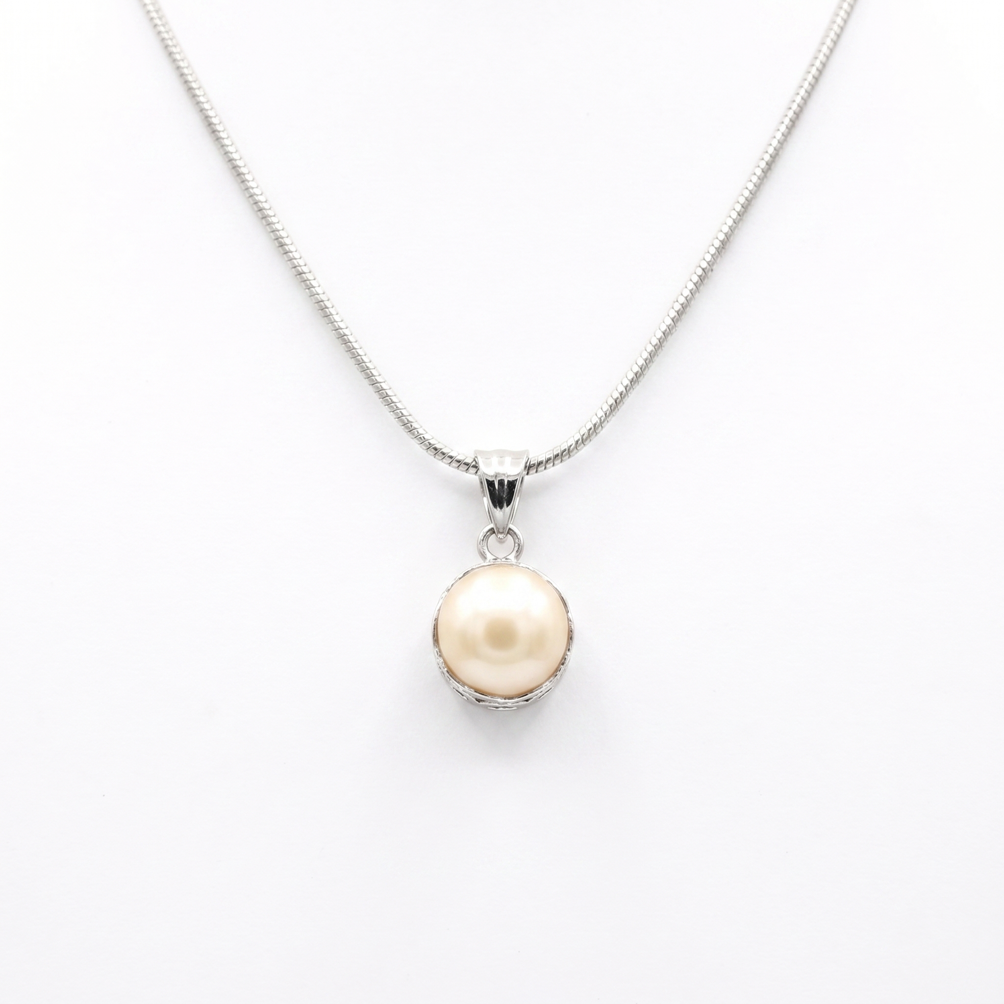 Classy 925 Silver Pendant With 10.5mm Peach Button Pearl