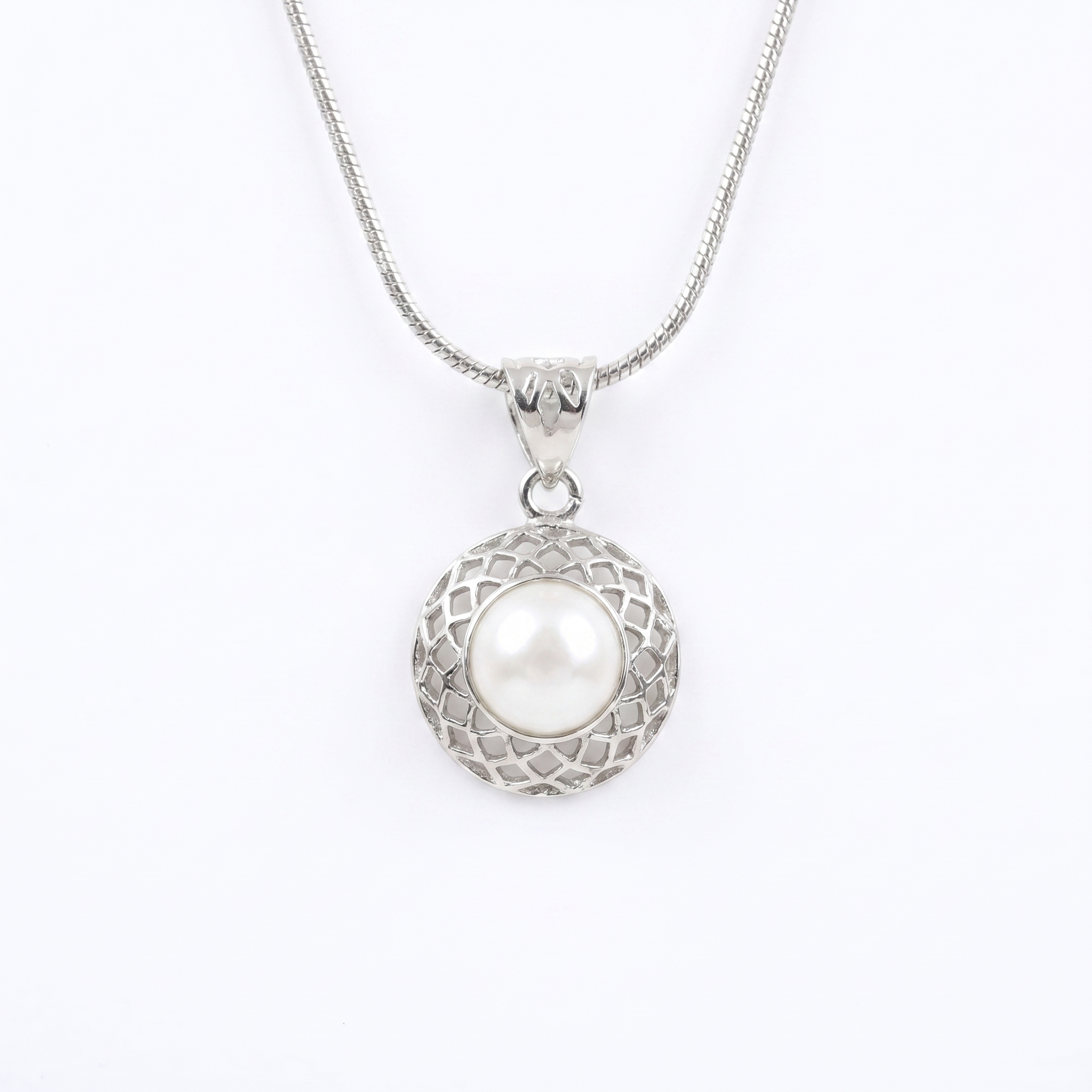 Modern Circular 925 Silver Pendant With 10mm White Button Pearl