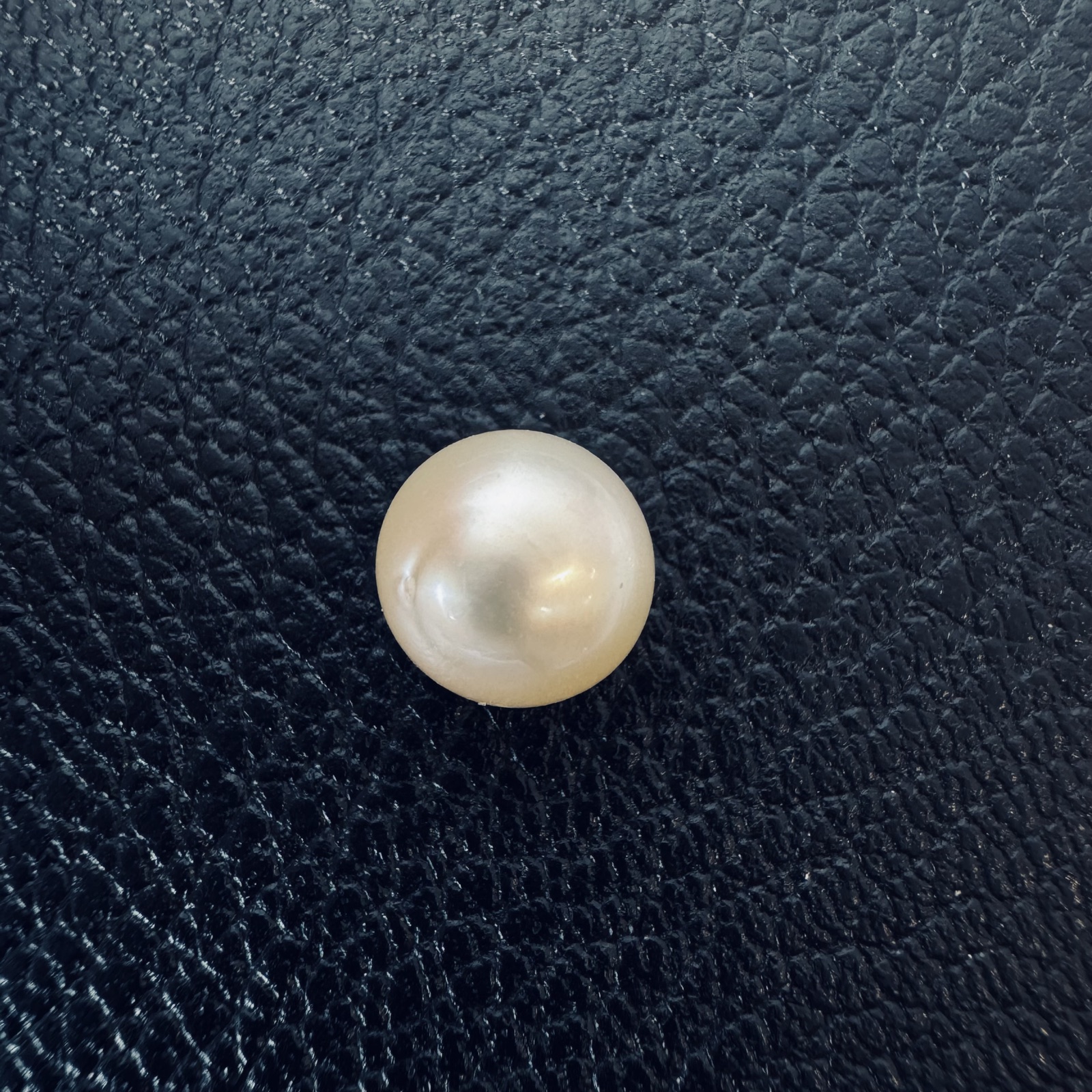 Second view of a 8.6mm white South Sea loose pearl showing lustre and surface - Pure Pearls